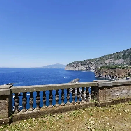 Lägenhet Preziosa Al Pizzo 3 Km Da Sorrento *